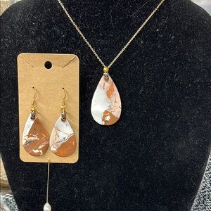 Elegant Gold and Brown Teardrop Necklace